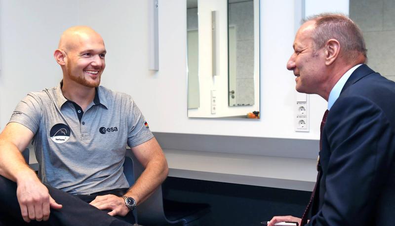 Alexander Gerst nahm sich bei der Eröffnung der Mars-Ausstellung in Künzelsau Zeit für ein sehr persönlich gefärbtes Interview.
Foto: Ralf Seidel