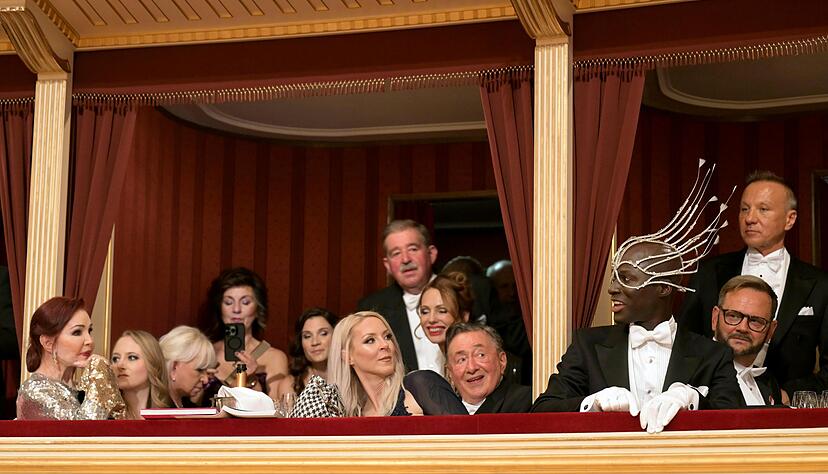Priscilla Presley (l), Richard Lugner (M) und Model Papis Loveday (3.v.r) zusammen mit anderen G&auml;sten beim Wiener Opernball.