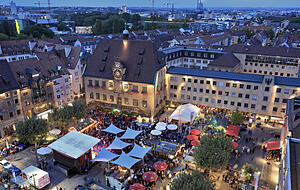 Während am Donnerstag die Gassen nicht überfüllt und die Stände meist problemlos zu erreichen waren, erlebte das Fest am Freitagabend dann den ersten großen Besucheransturm. Foto: Dieter Schweizer Während am Donnerstag die Gassen nicht überfüllt und die Stände meist problemlos zu erreichen waren, erlebte das Fest am Freitagabend dann den ersten großen Besucheransturm. Foto: Dieter Schweizer