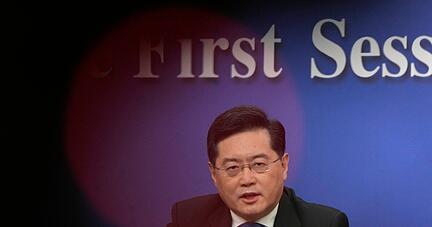 Chinas neuer Außenminister Qin Gang reagiert bei seiner ersten Pressekonferenz auch auf Warnungen aus den USA und Europa an China, Waffen an Russland zu liefern. Chinas neuer Außenminister Qin Gang reagiert bei seiner ersten Pressekonferenz auch auf Warnungen aus den USA und Europa an China, Waffen an Russland zu liefern.