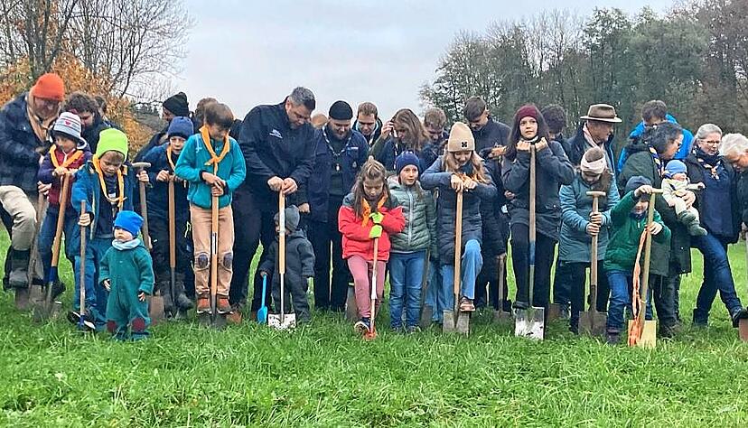 Jubel bei den Pfadfindern: Der Bau ihres neuen Vereinsheims kann beginnen. Auf dem Areal beim Freibad setzten sie im November den symbolischen Spatenstich.