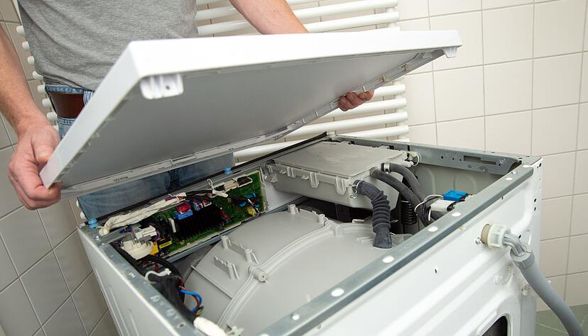 Viele gängige Bauteile lassen sich mit Standardwerkzeugen leicht austauschen: Ersatzteile müssen laut EU-Vorgaben mehrere Jahre verfügbar sein. Viele gängige Bauteile lassen sich mit Standardwerkzeugen leicht austauschen: Ersatzteile müssen laut EU-Vorgaben mehrere Jahre verfügbar sein.