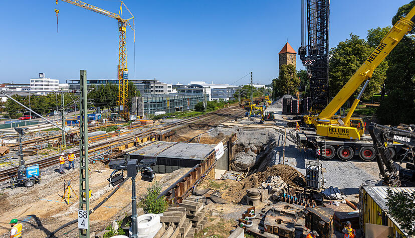 Die neue Unterführung nimmt durch das eingesetzte Bauteil sichtbar Form an. Die neue Unterführung nimmt durch das eingesetzte Bauteil sichtbar Form an.