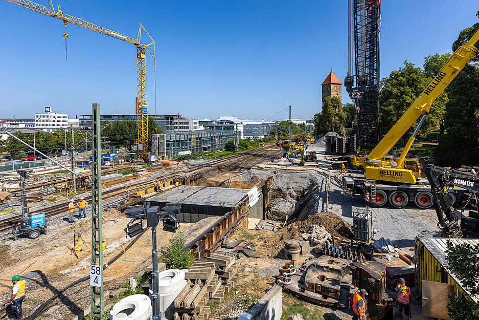 Die neue Unterführung nimmt durch das eingesetzte Bauteil sichtbar Form an. Die neue Unterführung nimmt durch das eingesetzte Bauteil sichtbar Form an.