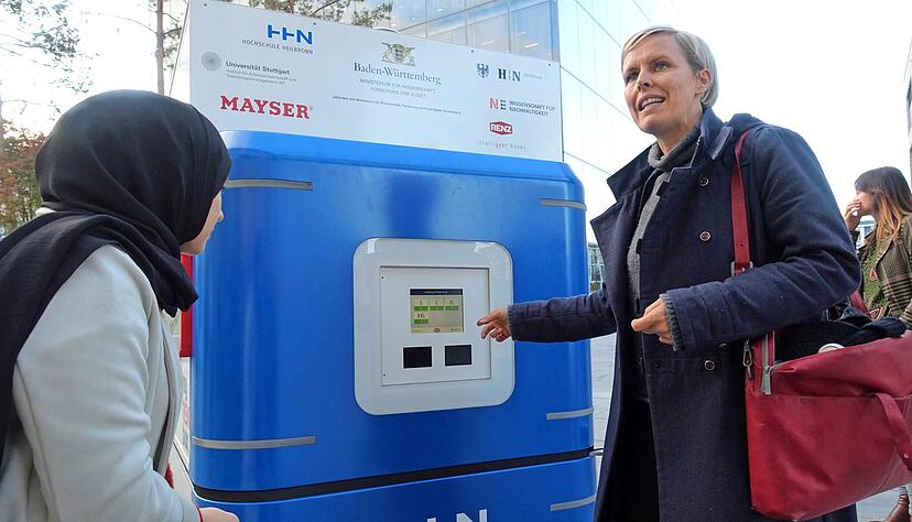 Nicole Dierolf erklärt, wie man mithilfe der eigens entwickelten Handy-App an das Paket kommt und gegebenenfalls dem Paxi auch wieder etwas mit auf den Weg gibt. Foto: Christian Gleichauf Nicole Dierolf erklärt, wie man mithilfe der eigens entwickelten Handy-App an das Paket kommt und gegebenenfalls dem Paxi auch wieder etwas mit auf den Weg gibt. Foto: Christian Gleichauf