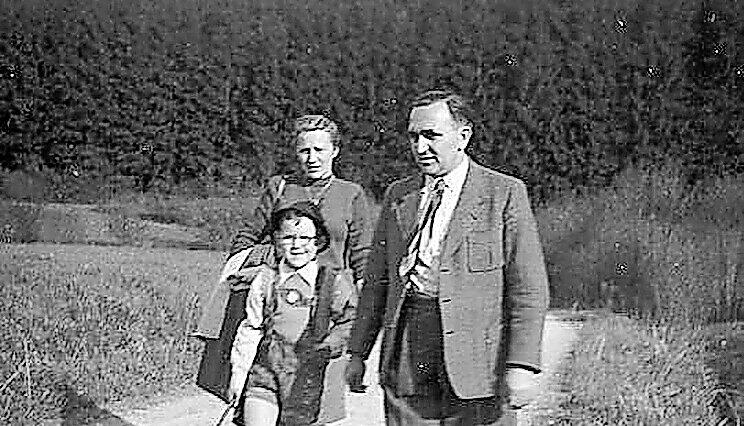 Gerhard Schwinghammer 1953 mit den Eltern Herta und Manfred.