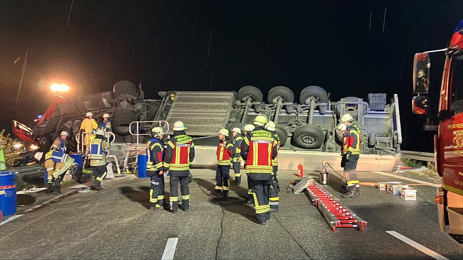 Feuerwehr Bretzfeld ist am Freitagabend nach einem Lkw-Unfall im Einsatz.