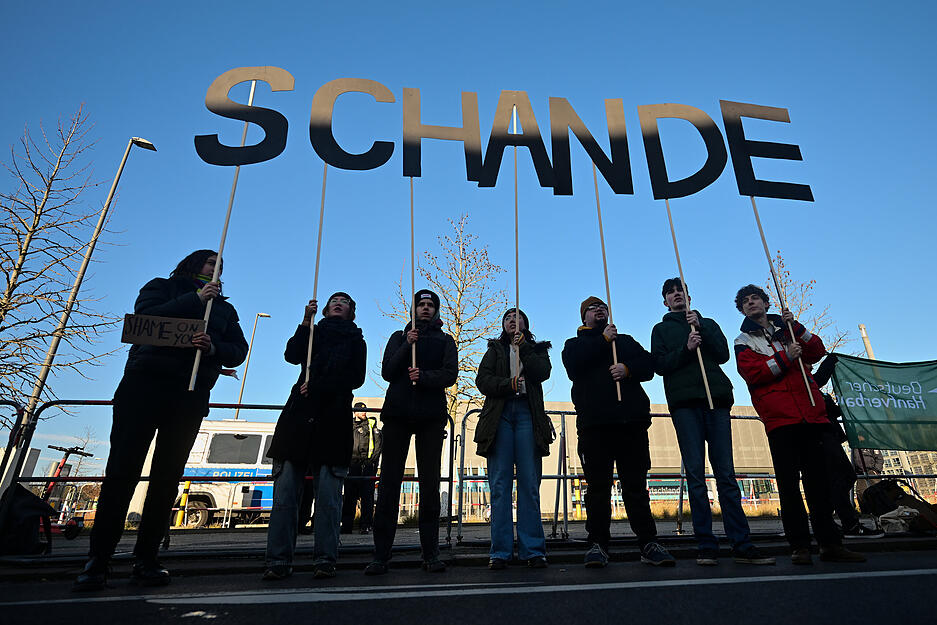 Vor Beginn des 37. Bundesparteitag der CDU im CityCube Berlin formieren sich auch zahlreiche Demonstrationen. Vor Beginn des 37. Bundesparteitag der CDU im CityCube Berlin formieren sich auch zahlreiche Demonstrationen.