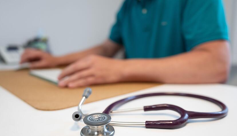 Eine Studie der Uni W&uuml;rzburg zeigt, dass &Auml;rzte, die in ihrer Arbeit K&uuml;nstliche Intelligenz verwenden, von Patienten schlechter eingesch&auml;tzt werden. (Symbolbild)