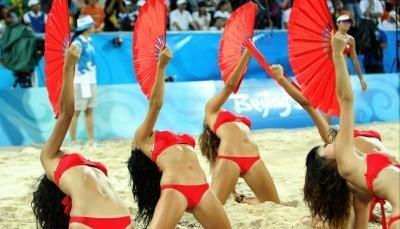 Chinesische Cheerleader unterhalten während der Pause die Zuschauer. Chinesische Cheerleader unterhalten während der Pause die Zuschauer.