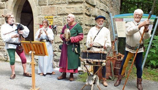 Beim Aussichtsturm auf dem Wunnenstein gab es jede Menge Informationen. Die Führungen umrahmte die Gruppe Camino mit mittelalterlicher Musik.Foto: Seybold Beim Aussichtsturm auf dem Wunnenstein gab es jede Menge Informationen. Die Führungen umrahmte die Gruppe Camino mit mittelalterlicher Musik.Foto: Seybold