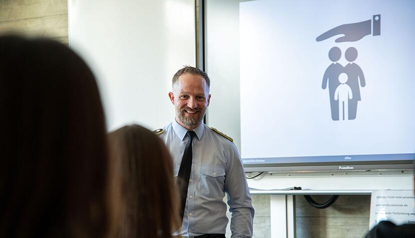 Ein Jugendoffizier spricht in einer Schule über politische Bildung (Archivbild) Ein Jugendoffizier spricht in einer Schule über politische Bildung (Archivbild)