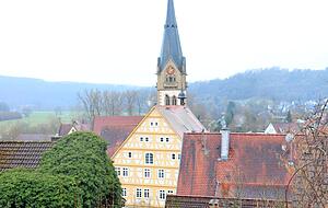 Viele Stufen geht’s vom Oberen Markt hinauf zur Burg. Von hier blickt man auf Rathaus und Kirche. Foto: Bettina Hachenberg Viele Stufen geht’s vom Oberen Markt hinauf zur Burg. Von hier blickt man auf Rathaus und Kirche. Foto: Bettina Hachenberg