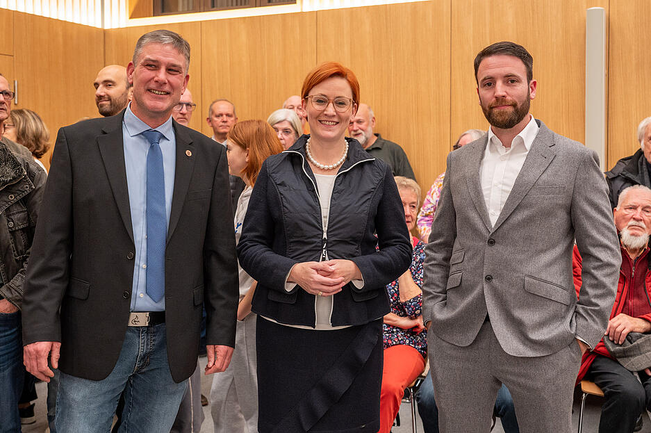 Wahlsiegerin Birgit Hannemann mit zwei von insgesamt vier Gegenkandidaten Torsten Clauß (links) und Tobias Kniel (rechts).