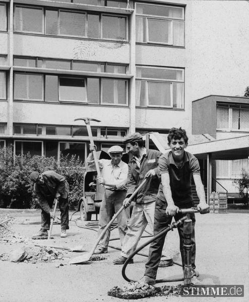 Juli 1965: Ausschachtungsarbeiten im Hof des THGs beginnen. Ein Erweiterungsbau soll der Raumnot an beiden Heuss-Gymnasien Abhilfe schaffen.