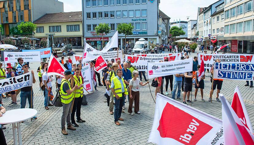 Vertreter von rund zehn Zeitungen aus Baden-Württemberg kommen zur Kundgebung auf dem Kiliansplatz in Heilbronn zusammen.