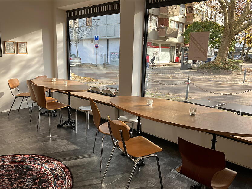 In Heilbronn eröffnet am 7. November 2024 das "Stretta" Café. Hier können Gäste nicht nur Kaffee trinken, sondern auch mobil arbeiten und in der Bar den Feierabend einleiten.