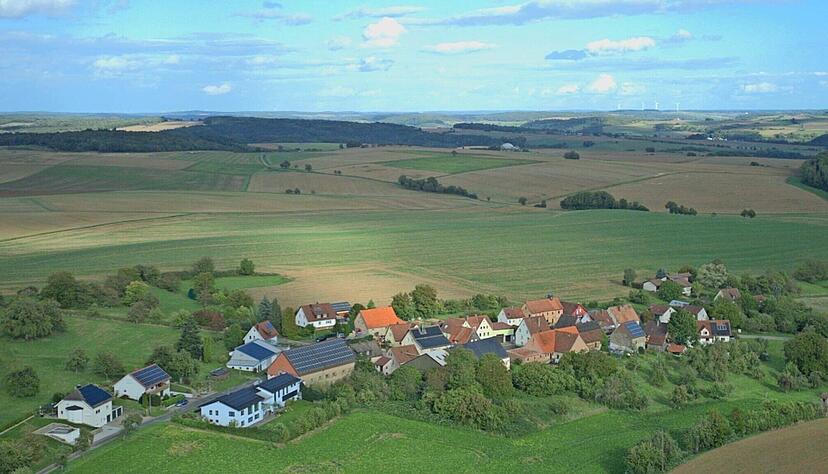Direkt neben dem Dorf Rossach soll ein Solarpark gebaut werden. Den B&uuml;rgern ist die Anlage viel zu gro&szlig;, weshalb sie dagegen protestieren.