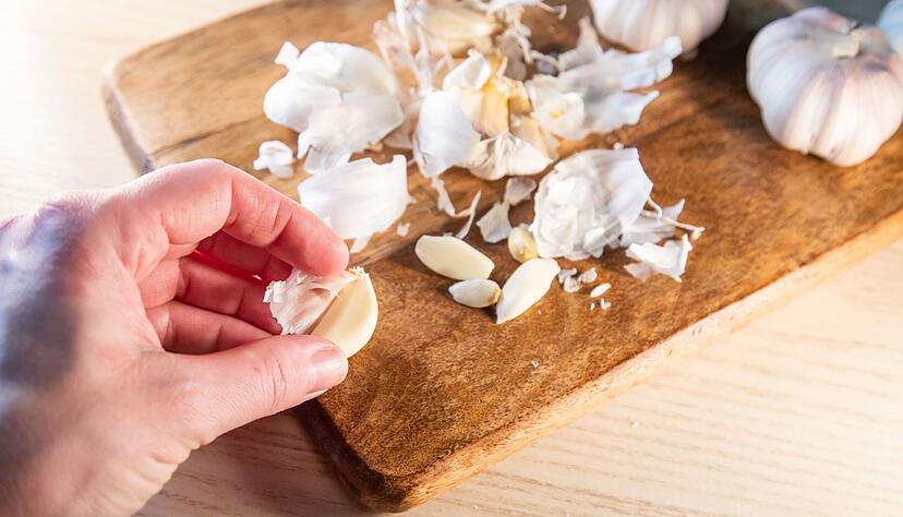 Schritt 3: Die Schale mit der Hand ganz einfach abziehen.