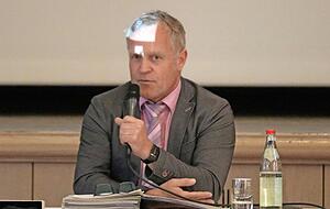 Erleuchtet oder abgehoben: An der Amtsf&uuml;hrung von B&uuml;rgermeister Michael Bauer scheiden sich die Geister. Foto: Thomas Zimmermann