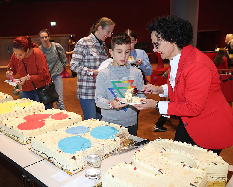 Experimenta-Chefin Bärbel Renner verteilte die Torte – gleichzeitig eine gute Gelegenheit, mit den Gästen zu sprechen.