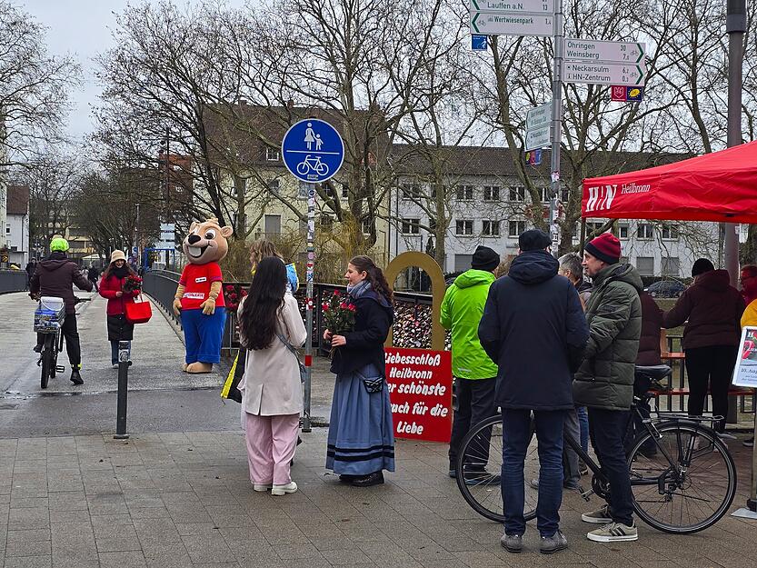 Rosen und kleine Aufmerksamkeiten sorgen am Valentinstag in Heilbronn für romantische Momente. Rosen und kleine Aufmerksamkeiten sorgen am Valentinstag in Heilbronn für romantische Momente.