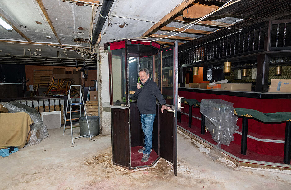 Siggi Schäfer, der im Haus wohnt, steht in der eingebauten Telefonzelle, die sich neben der einstigen Tanzfläche der "Erste Klass" befindet.