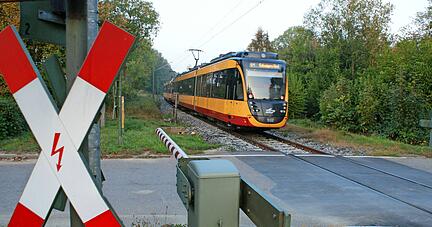 Eine Stadtbahn auf der Kraichgaubahn zwischen Eppingen und Heilbronn: Bei Leingarten bleib am Mittwoch ein Zug liegen .. 
Foto: Friese