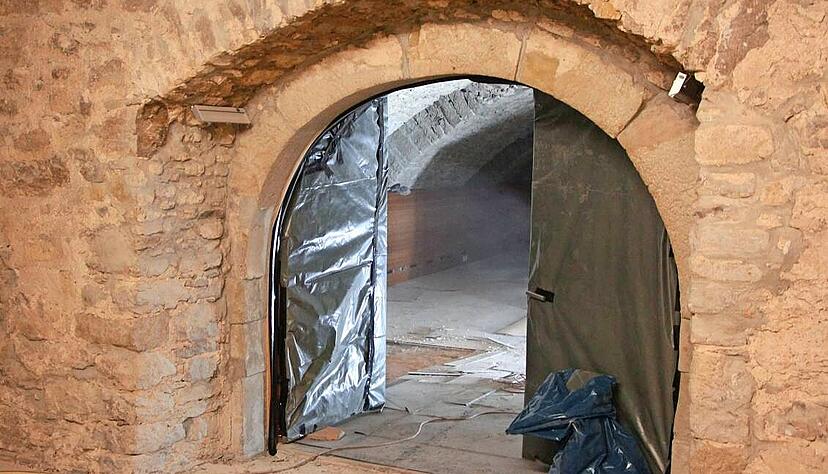 Eine Staubwolke weist den Weg: Der Eingang zur Hermann-Lenz-Bar verhei&szlig;t, dass auch hier die Baumaschinen bereits flei&szlig;ig zugange sind.