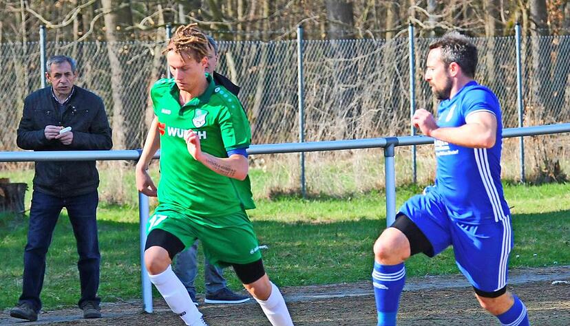 Die Gaisbacher mit Philipp Minder (links) taten sich gegen die spielstarken Obersontheimner schwer. Am Ende stand es dann 2:2.Foto: Kurt Gesper
