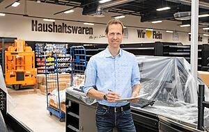 Der Betreiber des neuen Marktes, Thorsten Frank, hat viel zu tun. Die Kassen sind aufgebaut, bekommen aber noch Plexiglasscheiben.