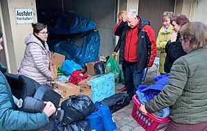 Eugen Bienia (Mitte) aus Sontheim organisiert mit Freunden einen Hilfstransport nach Polen, von wo aus Kleidung und Medizin weiter verteilt wird.