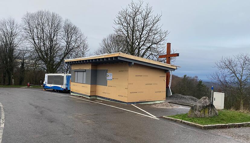 Direkt vor dem Andachtskreuz entsteht auf der Aussichtsplatte an der B39 der Neubau, der den bisherigen Kioskwagen (links) ersetzen wird.