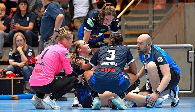 Die tröstenden Worte ihrer Mitspielerinnen und von Physiotherapeut Nikolay Popovski (rechts) taten Marloes Hoitzing gut, doch die Niederländerin fällt mit einem Bänderriss vorerst aus. Die tröstenden Worte ihrer Mitspielerinnen und von Physiotherapeut Nikolay Popovski (rechts) taten Marloes Hoitzing gut, doch die Niederländerin fällt mit einem Bänderriss vorerst aus.