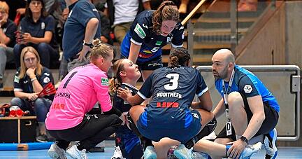 Die tröstenden Worte ihrer Mitspielerinnen und von Physiotherapeut Nikolay Popovski halfen Marloes Hoitzing, doch die Niederländerin fällt vorerst aus.
Foto: Berger