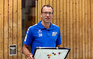 „CW“ steht drauf, „TG“ steckt drin: Nach drei Jahren in Grün war Tobias Gärttners Rückkehr zur blauen Arbeitskleidung noch etwas ungewohnt. „CW“ steht drauf, „TG“ steckt drin: Nach drei Jahren in Grün war Tobias Gärttners Rückkehr zur blauen Arbeitskleidung noch etwas ungewohnt.