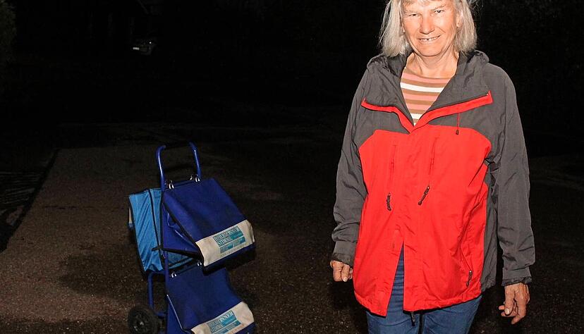 Während es dunkel ist: Inge Seyb legt auf ihrer Runde durch den Zustellbezirk täglich mehr als sechs Kilometer zurück.
Foto: Jörg Kühl Während es dunkel ist: Inge Seyb legt auf ihrer Runde durch den Zustellbezirk täglich mehr als sechs Kilometer zurück.
Foto: Jörg Kühl