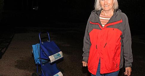 Während es dunkel ist: Inge Seyb legt auf ihrer Runde durch den Zustellbezirk täglich mehr als sechs Kilometer zurück.
Foto: Jörg Kühl Während es dunkel ist: Inge Seyb legt auf ihrer Runde durch den Zustellbezirk täglich mehr als sechs Kilometer zurück.
Foto: Jörg Kühl