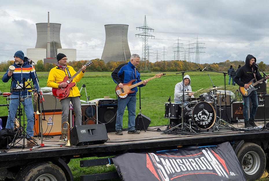 Die Band Smushroom spielt auf einem Anhänger kurz vor der Sprengung. Die Band Smushroom spielt auf einem Anhänger kurz vor der Sprengung.