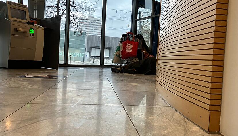 Ein Einkaufswagen mit pers&ouml;nlichen Gegenst&auml;nden steht nachts in einer Bankfiliale in Heilbronn. In den Wintermonaten suchen obdachlose Menschen dort immer wieder Schutz vor K&auml;lte.