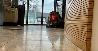 Ein Einkaufswagen mit pers&ouml;nlichen Gegenst&auml;nden steht nachts in einer Bankfiliale in Heilbronn. In den Wintermonaten suchen obdachlose Menschen dort immer wieder Schutz vor K&auml;lte.