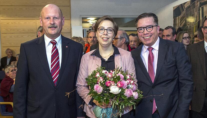 Amtierender und künftiger Bürgermeister: Klaus Dieterich (links) und Ulrich Heckmann. Blumen gab es für dessen Lebensgefährtin Diana Bracher. Foto: Mario Berger Amtierender und künftiger Bürgermeister: Klaus Dieterich (links) und Ulrich Heckmann. Blumen gab es für dessen Lebensgefährtin Diana Bracher. Foto: Mario Berger
