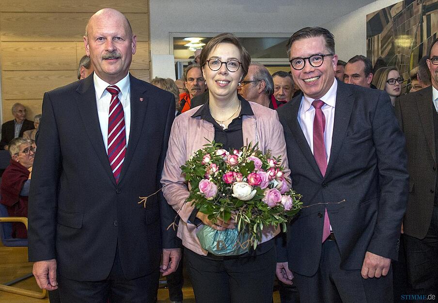 Amtierender und künftiger Bürgermeister: Klaus Dieterich (links) und Ulrich Heckmann. Blumen gab es für dessen Lebensgefährtin Diana Bracher. Foto: Mario Berger Amtierender und künftiger Bürgermeister: Klaus Dieterich (links) und Ulrich Heckmann. Blumen gab es für dessen Lebensgefährtin Diana Bracher. Foto: Mario Berger