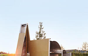Architektur und Skulptur in einem: Anthony Caro, "Cathedral", 1988, Edelstahl, bemalt, 467 x 503 x 295 Zentimeter.