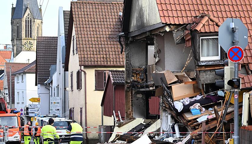 Trümmerteile liegen nach einer Explosion vor einem Wohnhaus in Stuttgart-Vaihingen. Trümmerteile liegen nach einer Explosion vor einem Wohnhaus in Stuttgart-Vaihingen.