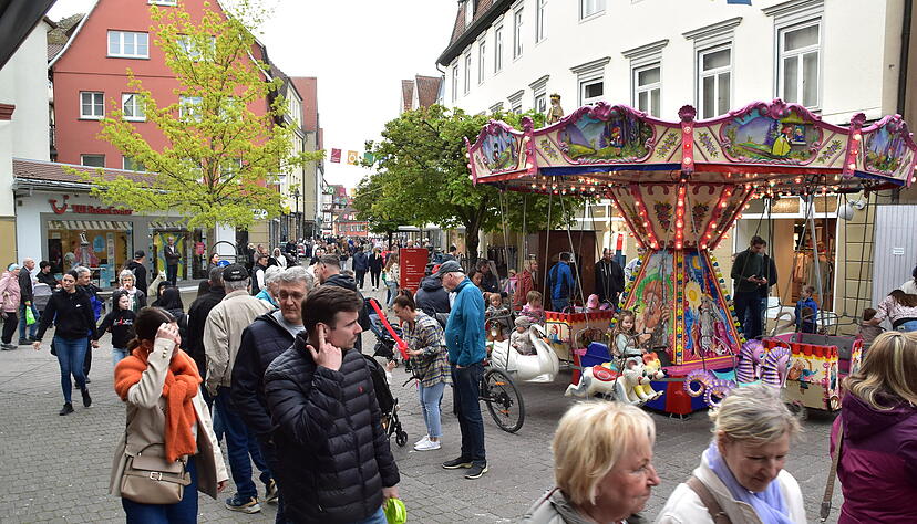 Als am Nachmittag endg&uuml;ltig die Sonne herauskommt, str&ouml;men Massen &uuml;ber Marktplatz und durch Markt- und Poststra&szlig;e.