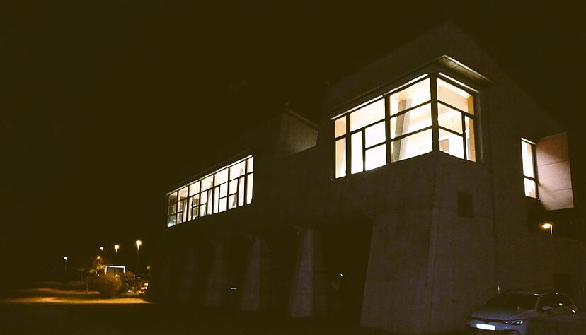 Ausschluss: Im hell erleuchteten Saal der Feuerwehrstation Beilstein tagte unter der Leitung von B&uuml;rgermeisterin Barbara Schoenfeld am Dienstag der Gemeinderat. Den Zugang zur Sitzung lie&szlig; die B&uuml;rgermeisterin durch einen Wachdienst reglementieren.