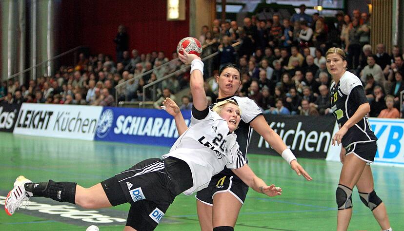 Anja Althaus hat freie Bahn und erzielt 2009 in der Ballei eines ihrer vier Tore im Länderspiel gegen Rumänien. Anja Althaus hat freie Bahn und erzielt 2009 in der Ballei eines ihrer vier Tore im Länderspiel gegen Rumänien.