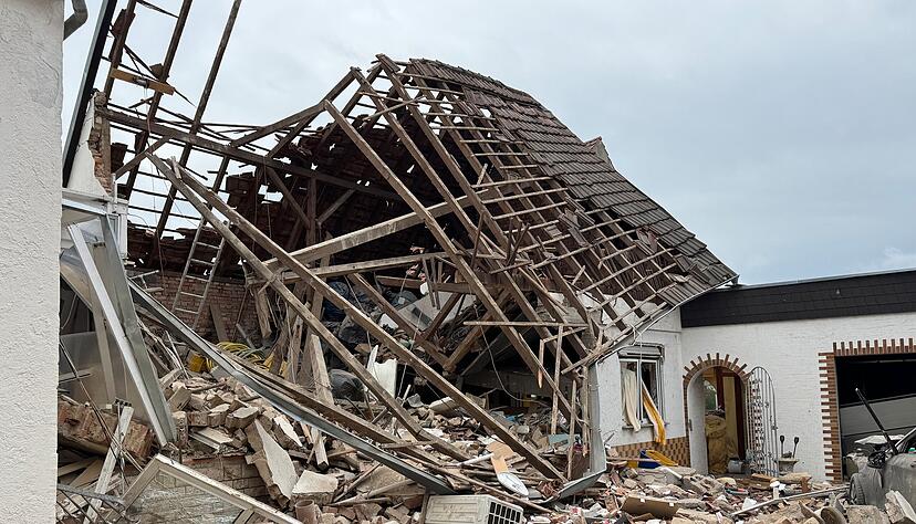 Nach einer Explosion ist ein Haus in Ubstadt-Weiher eingestürzt.
