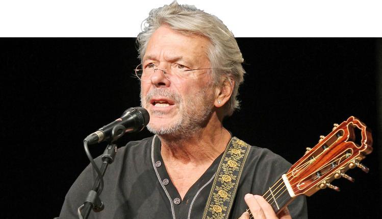 Wir sind Familie: Reinhard Mey bescherte seinen Fans in einem intimen Konzert in der Harmonie einen unvergesslichen Abend mit vielen neuen, aber auch alten Liedern. Foto: Andreas Veigel